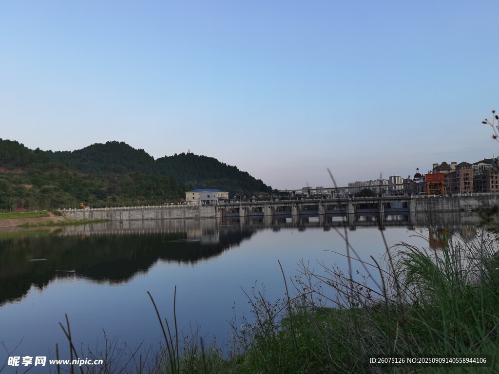 湖畔黄昏美景
