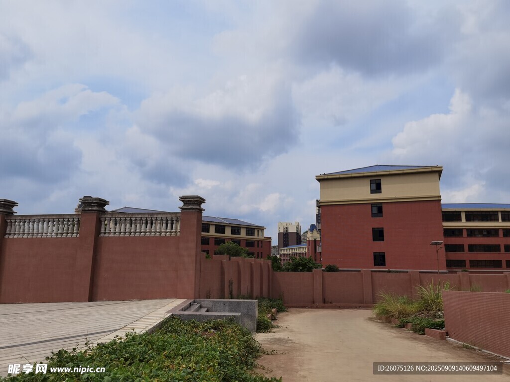 红砖建筑与开阔户外场景