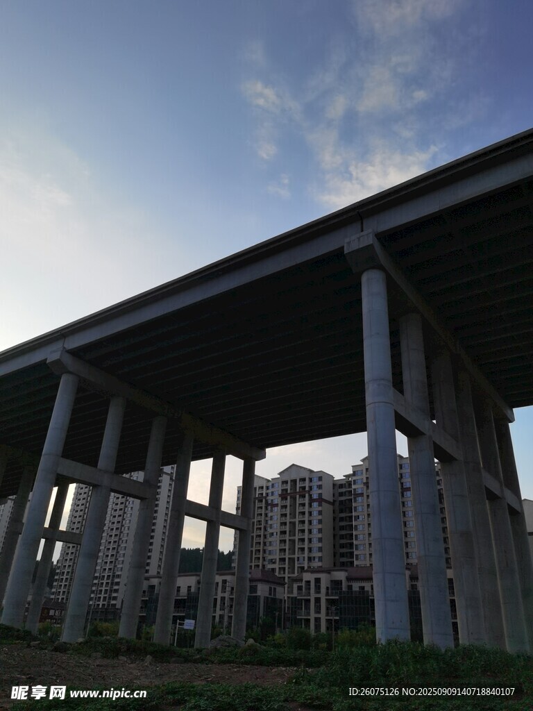 废弃桥梁下的城市远景