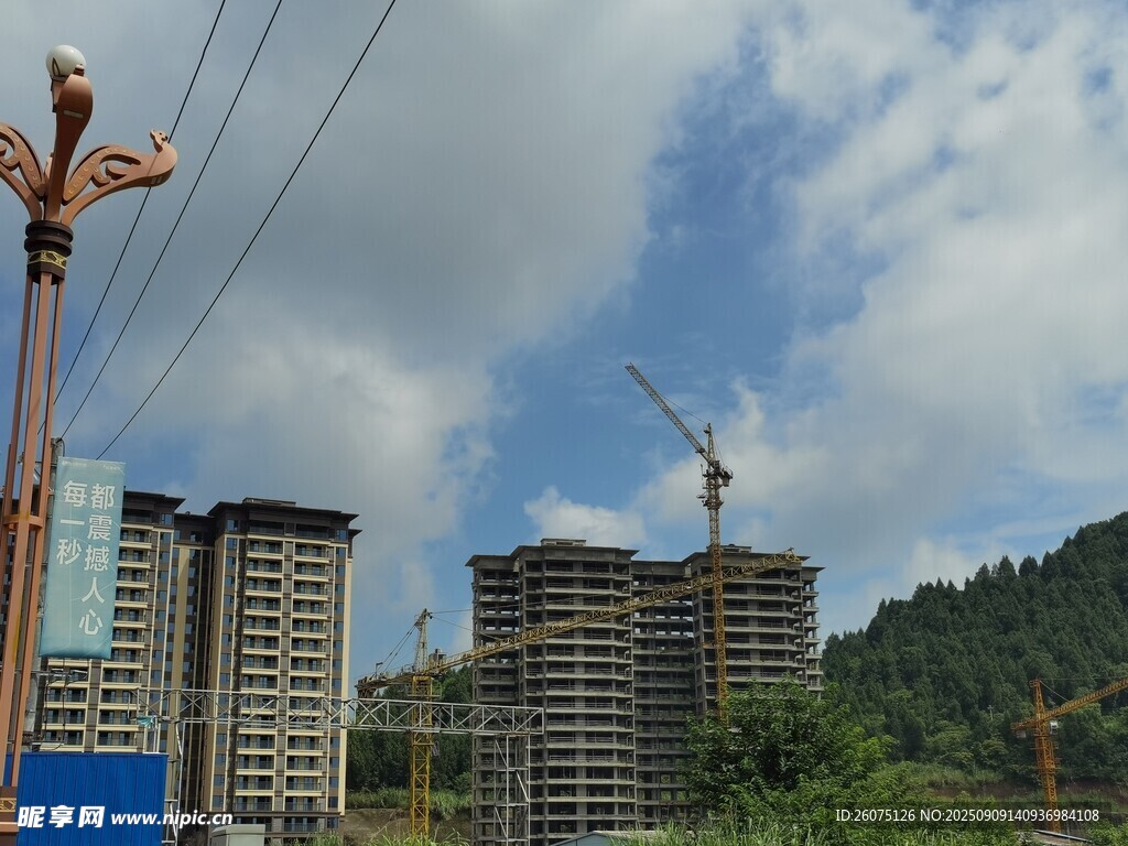 城市在建高楼与蓝天白云