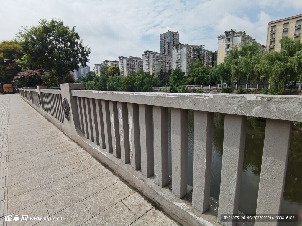 城市河边护栏旁的步道