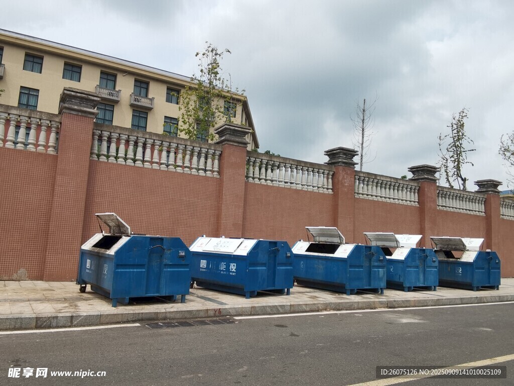 路边排列的蓝色大型垃圾箱