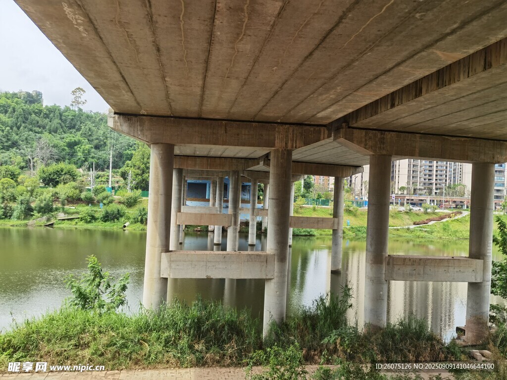 湖畔高架桥梁桥底景观