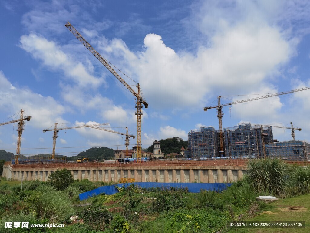 施工现场多台起重机作业