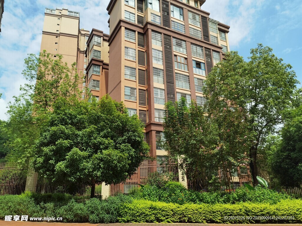 现代高层住宅与绿植景观