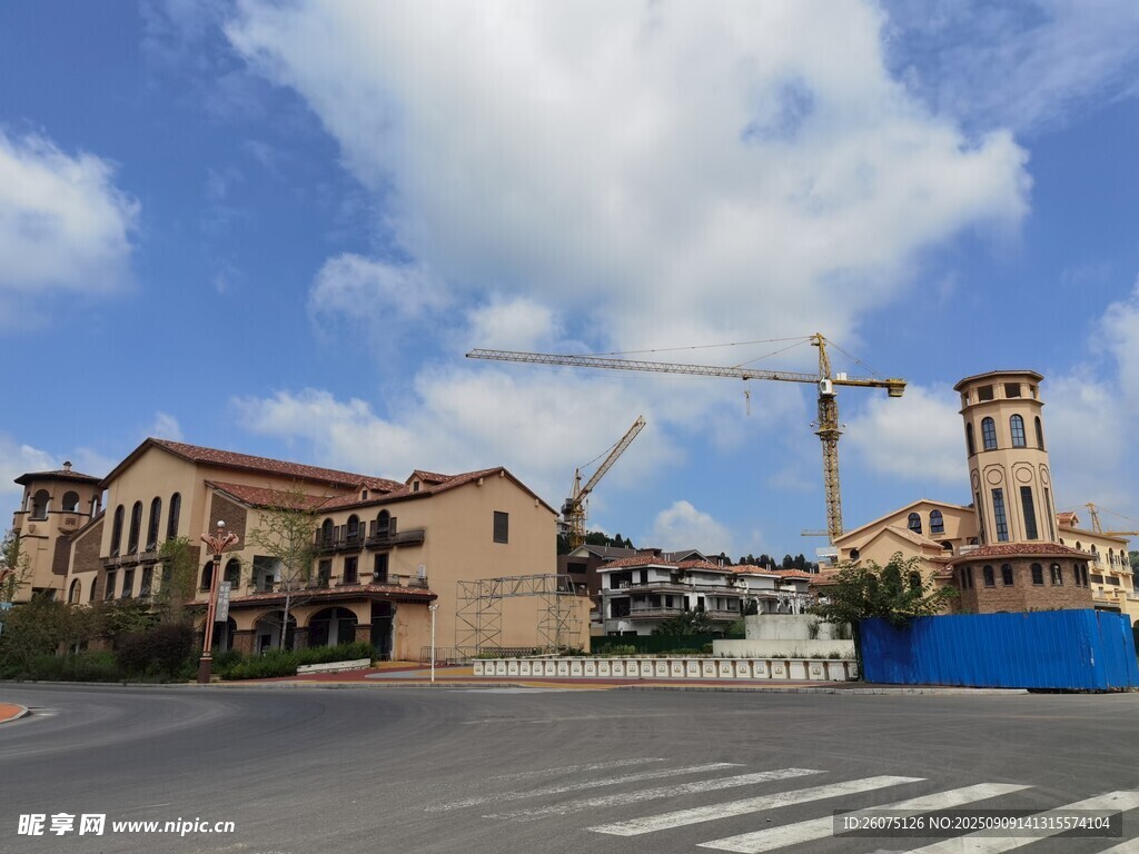 城市建筑工地与周边建筑