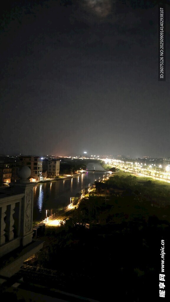 城市夜景下的建筑灯火