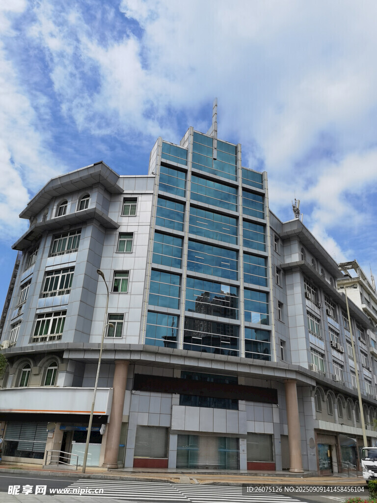 现代风格多层商业建筑