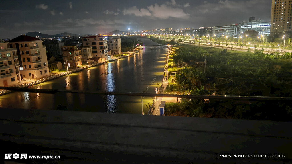城市河畔夜景灯光璀璨