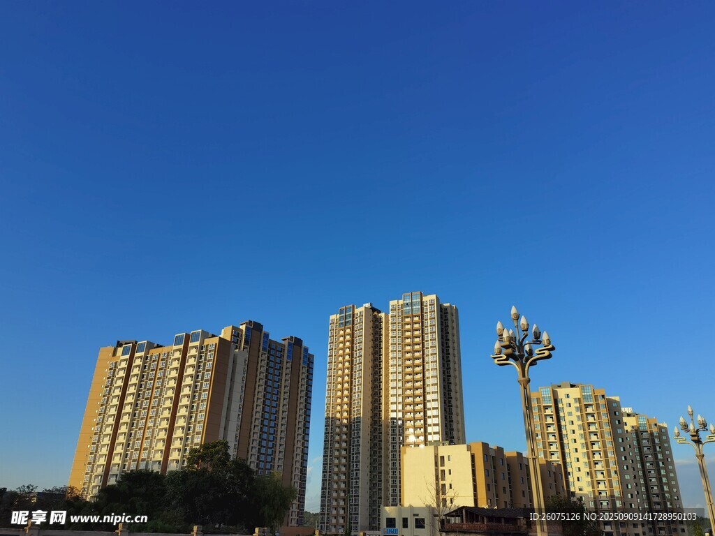 城市高楼蓝天景观