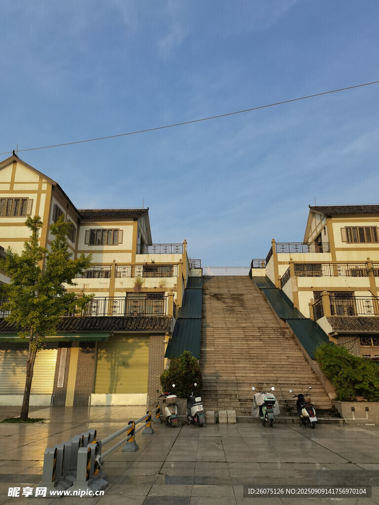 古朴街巷旁的多层民居