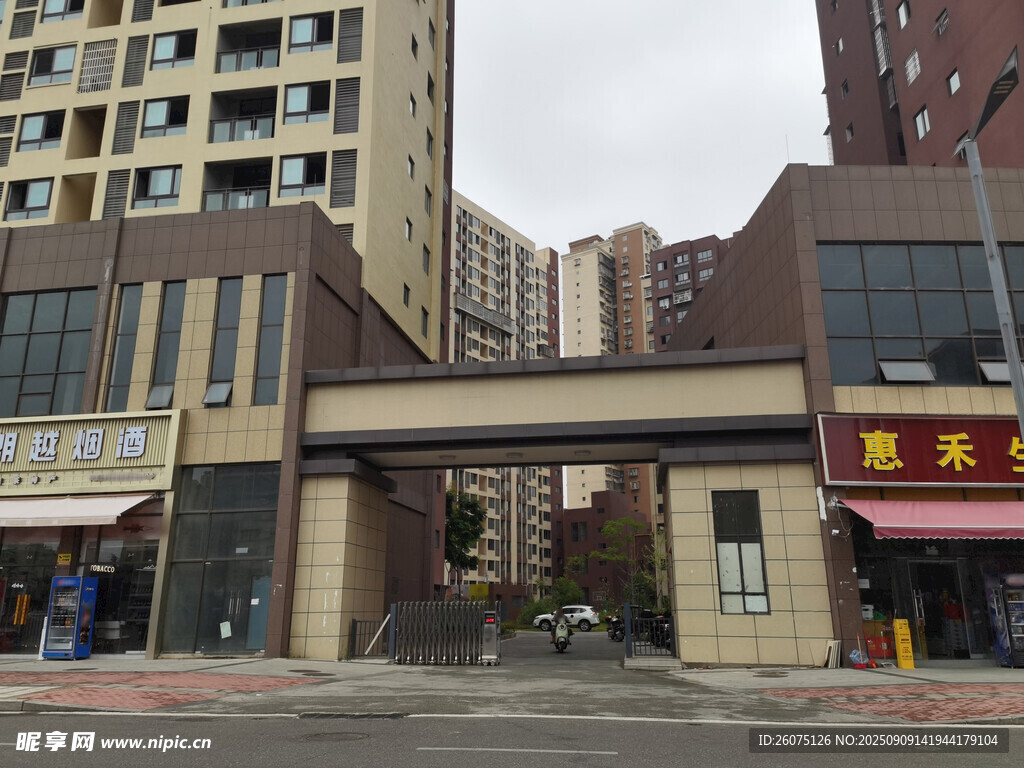 小区入口处的建筑景观