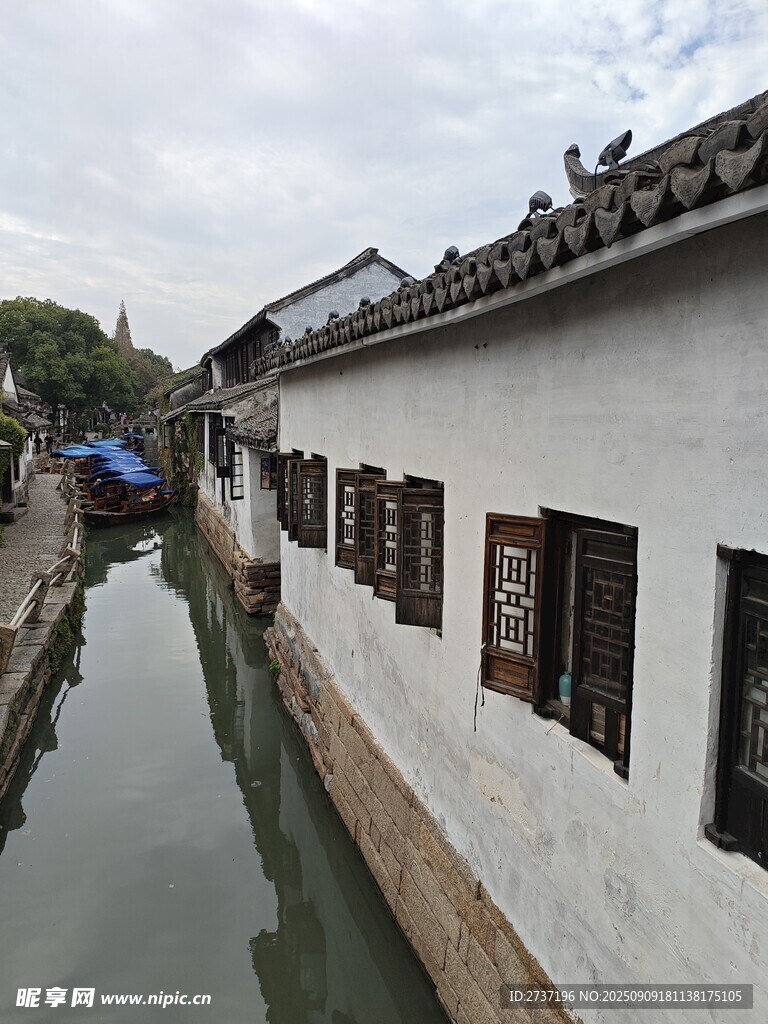 江南水乡白墙黑瓦