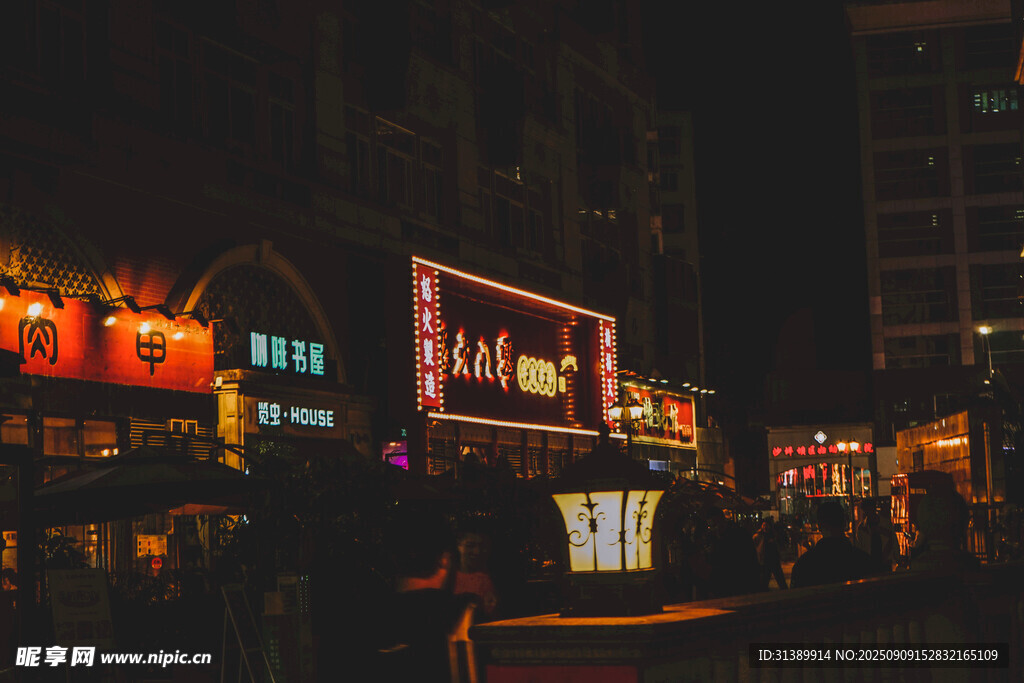 城市夜晚繁华街景