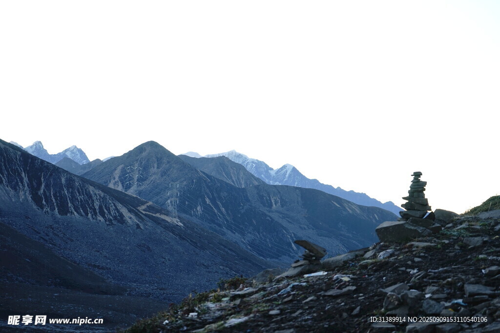 一人独赏壮美山景