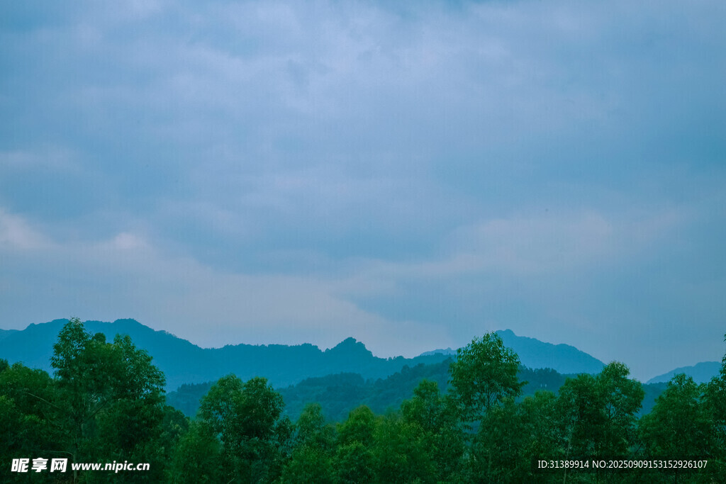 山林云雾间的自然景致