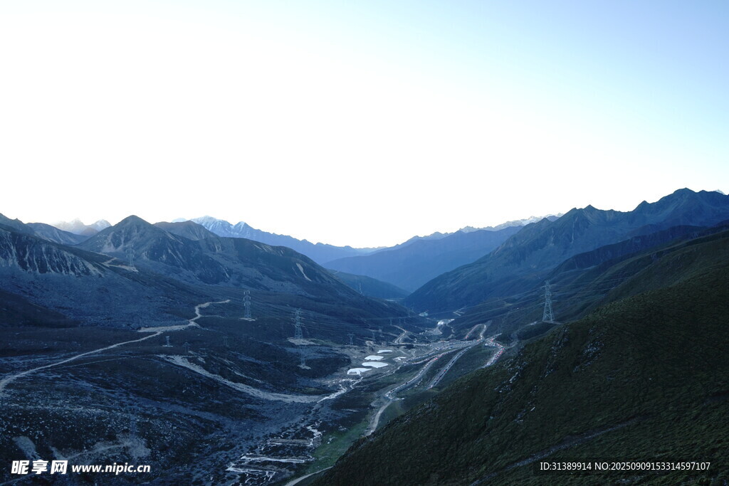 山间蜿蜒公路美景