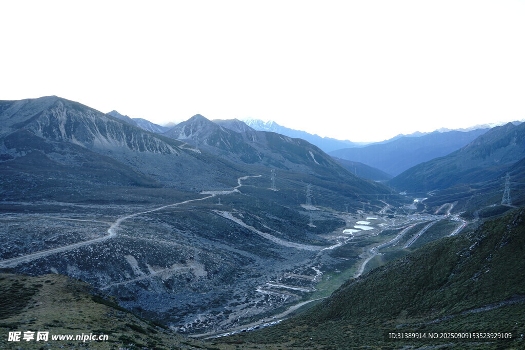 山间蜿蜒道路风景