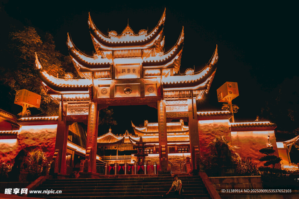 古建牌坊夜景璀璨辉煌