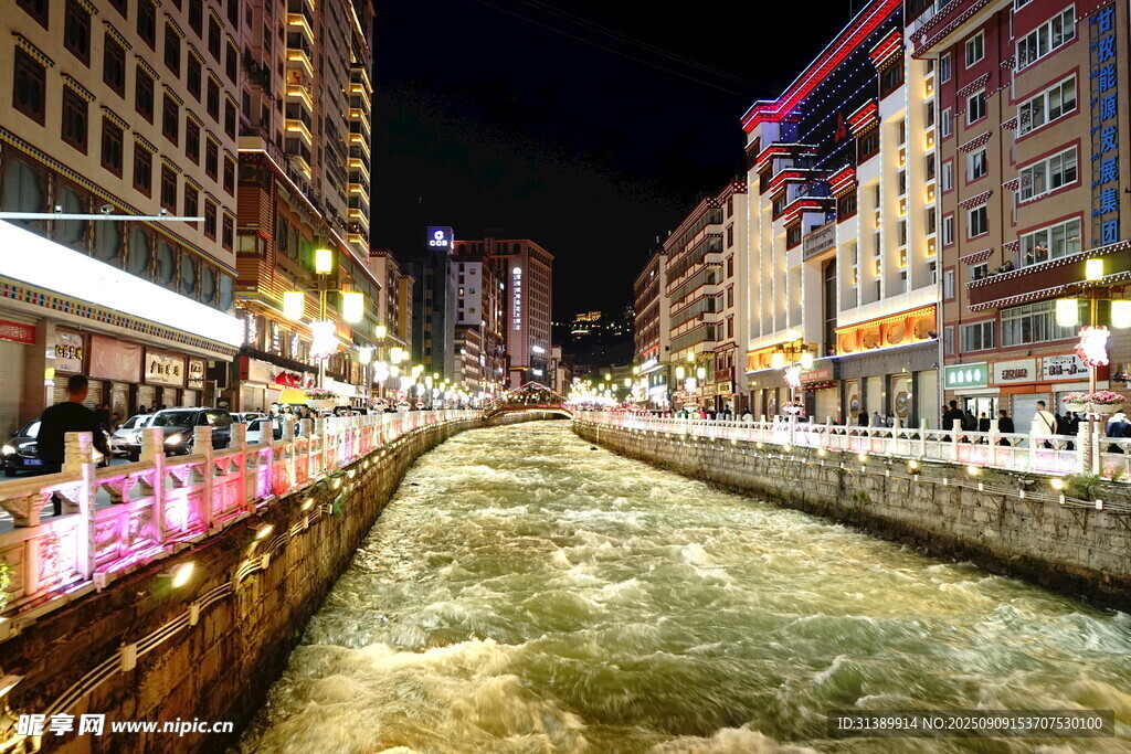 夜晚河畔繁华街景
