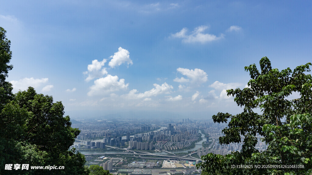 山顶俯瞰城市风景