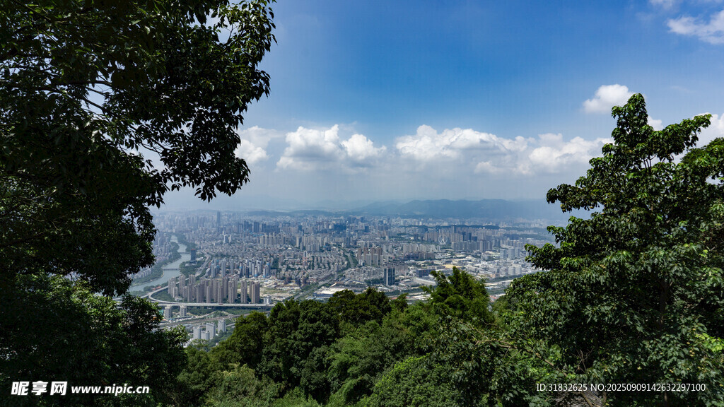 山林间俯瞰城市壮丽景观