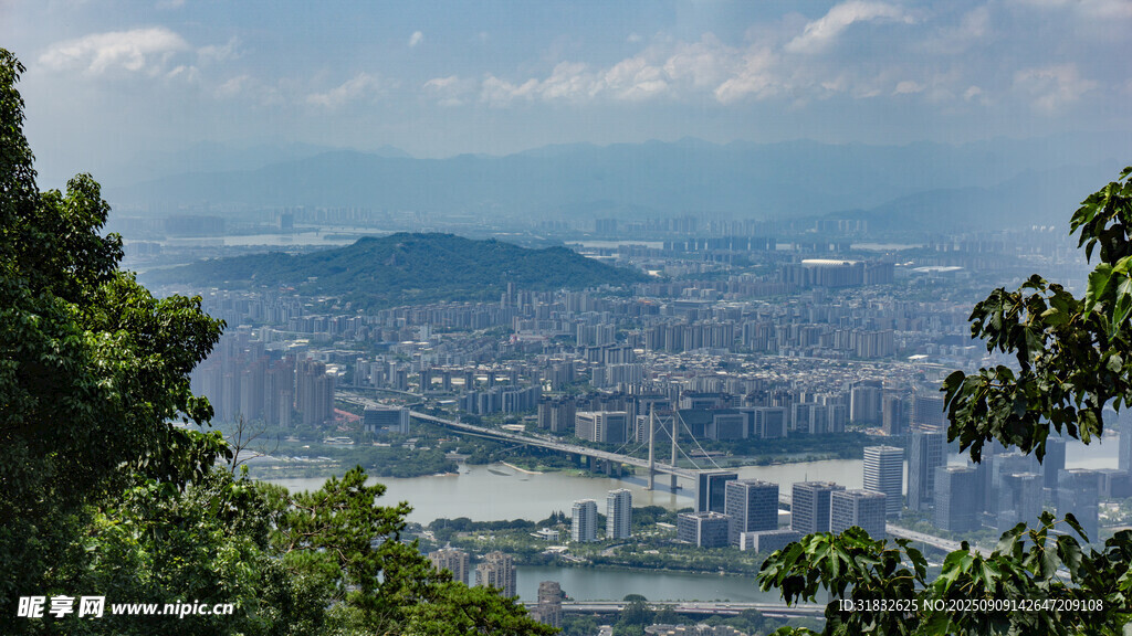 山顶俯瞰城市与山水风光