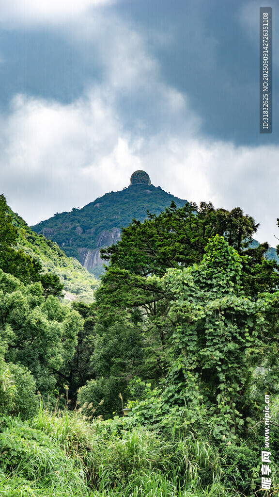 青山绿树间的秀丽山景