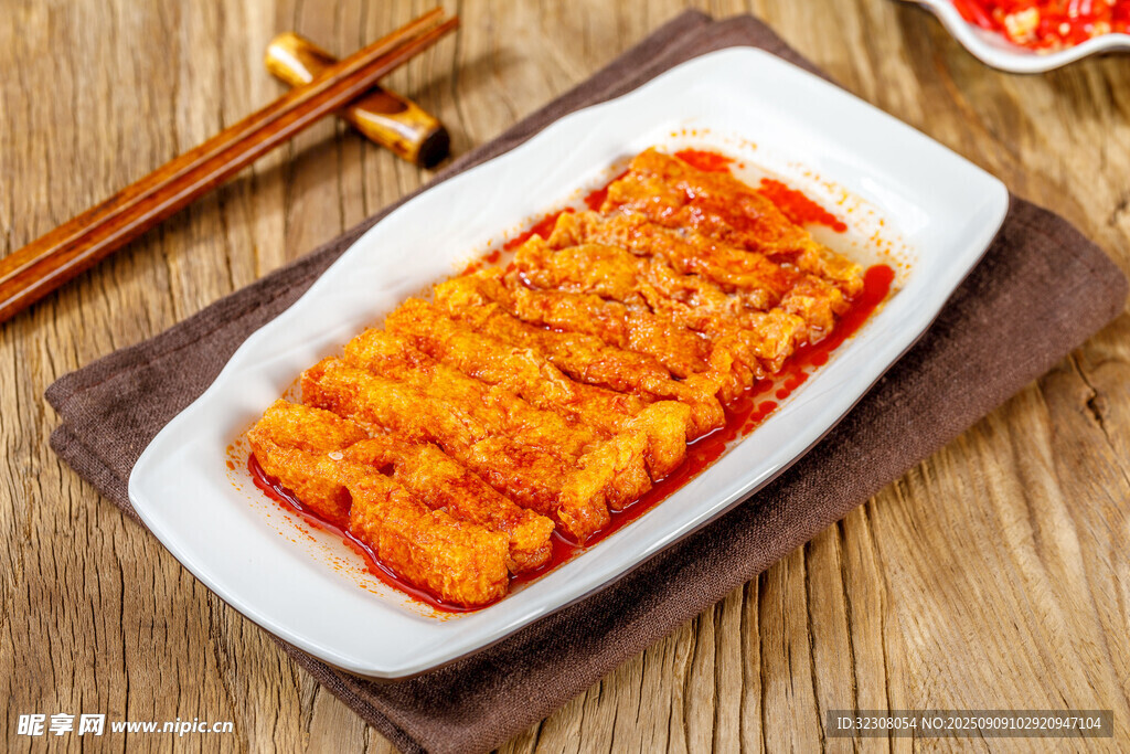 美味香辣炸物摆于盘中