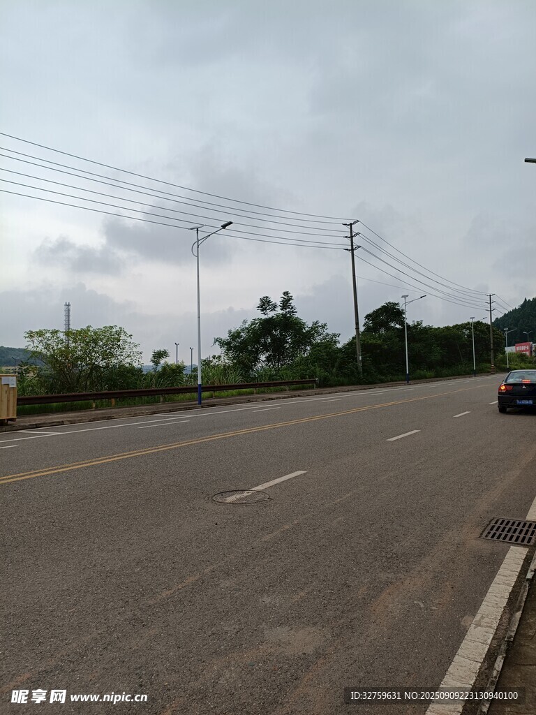 空旷道路上的一辆行驶汽车