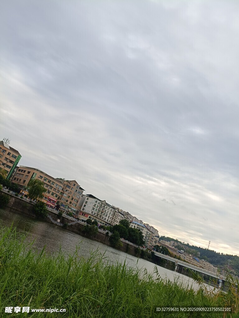 河畔草地旁的城市风景