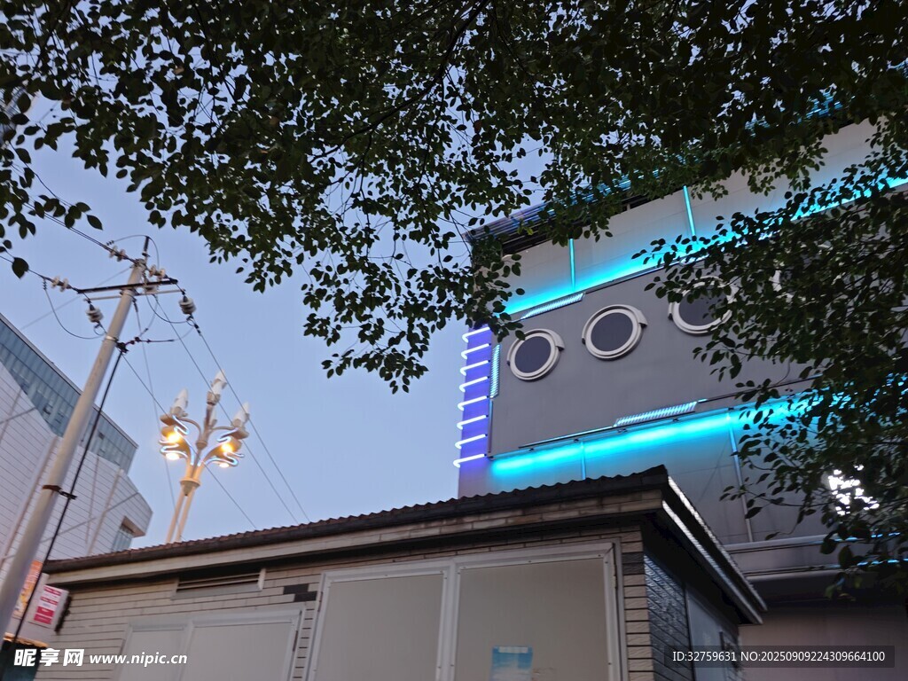 夜晚街边建筑局部景象