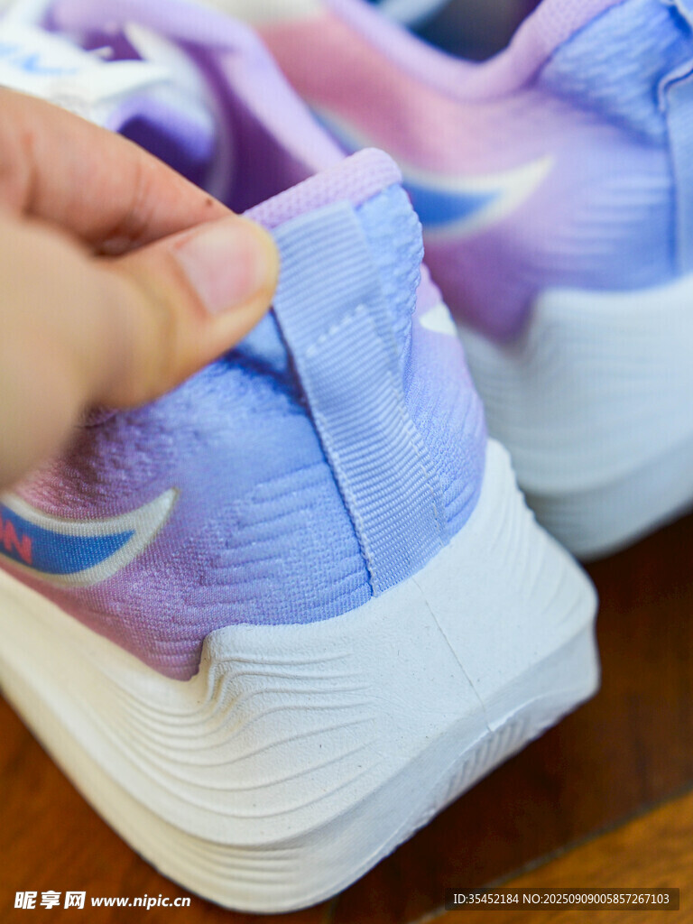 运动鞋