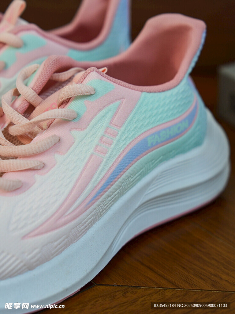 运动鞋
