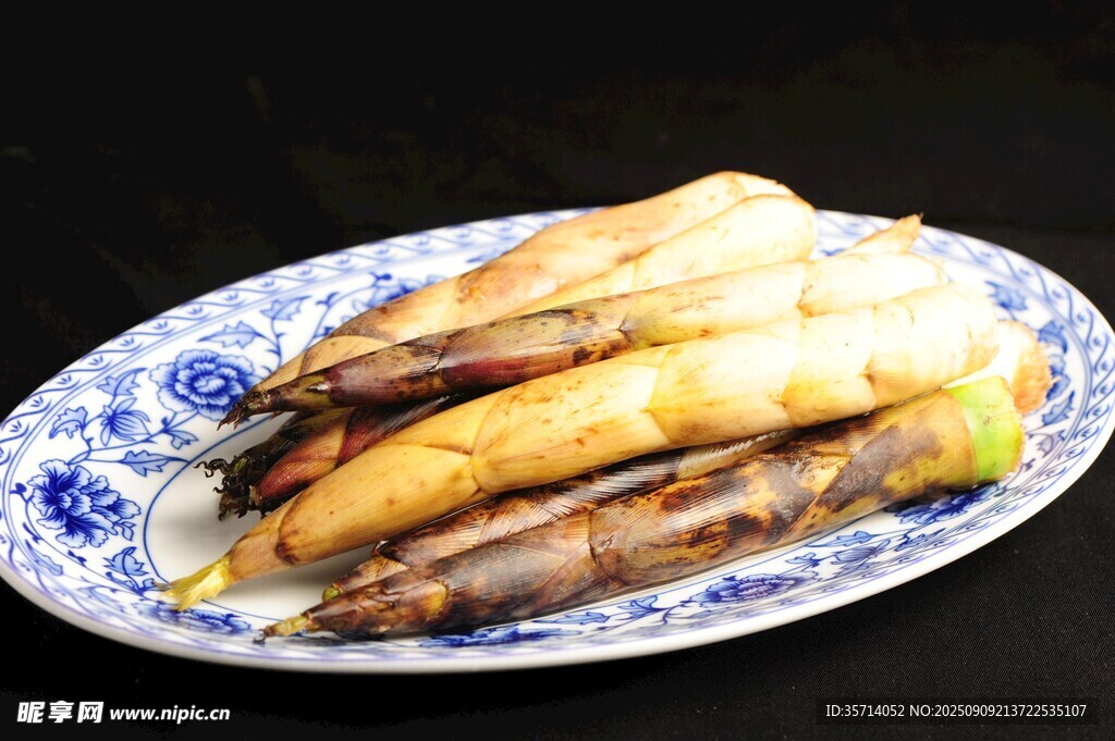 蓝白瓷盘装的美味烤竹笋