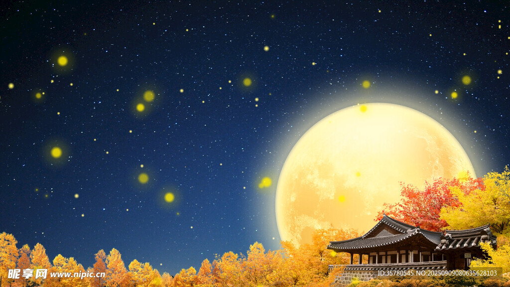 月夜古楼旁的金黄秋景