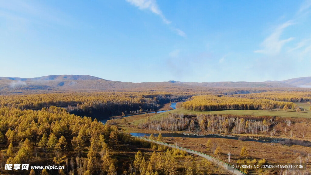 内蒙古秋日山间公路美景