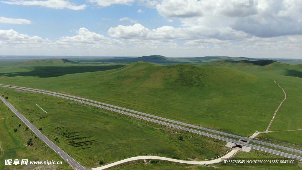 内蒙古草原公路与山峦航拍景观图