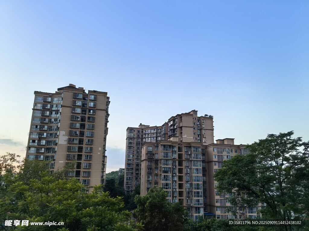 城市中林立的高层住宅楼