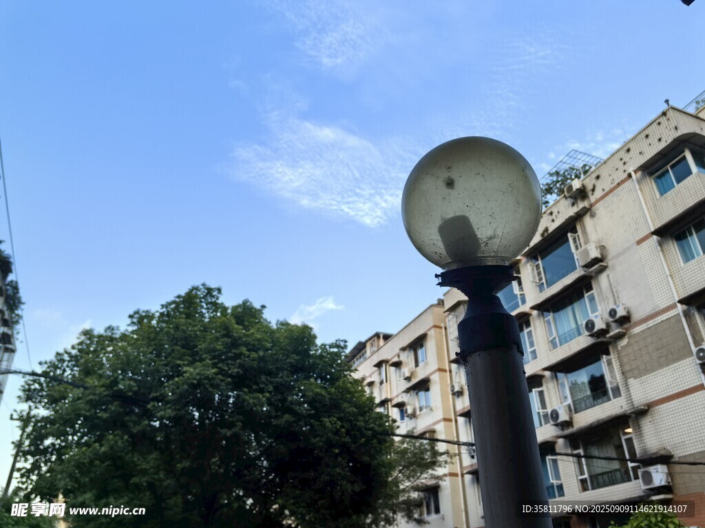 小区路灯与周边建筑景观