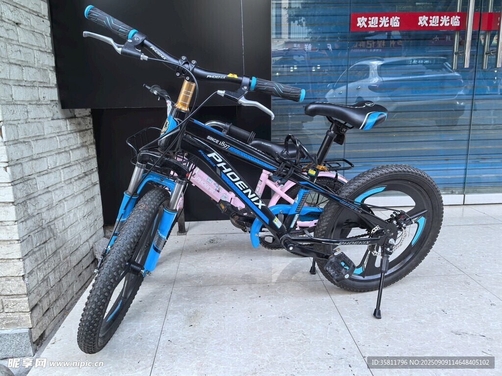 炫酷儿童自行车靠墙而立