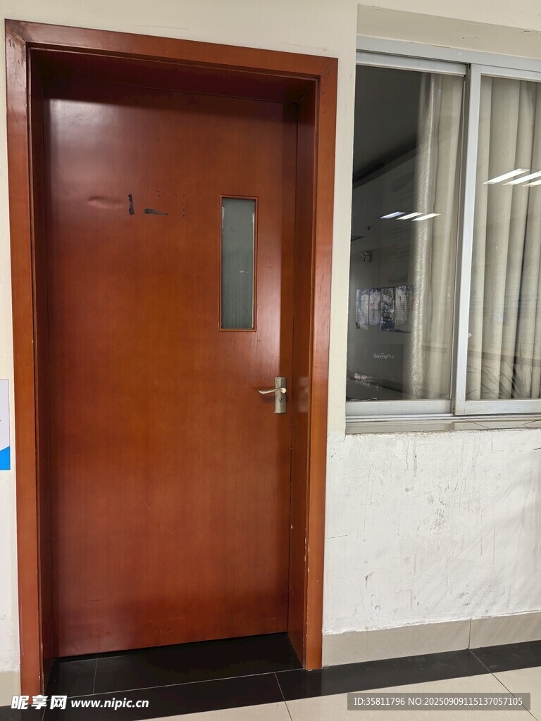 医院棕色木门及窗边场景