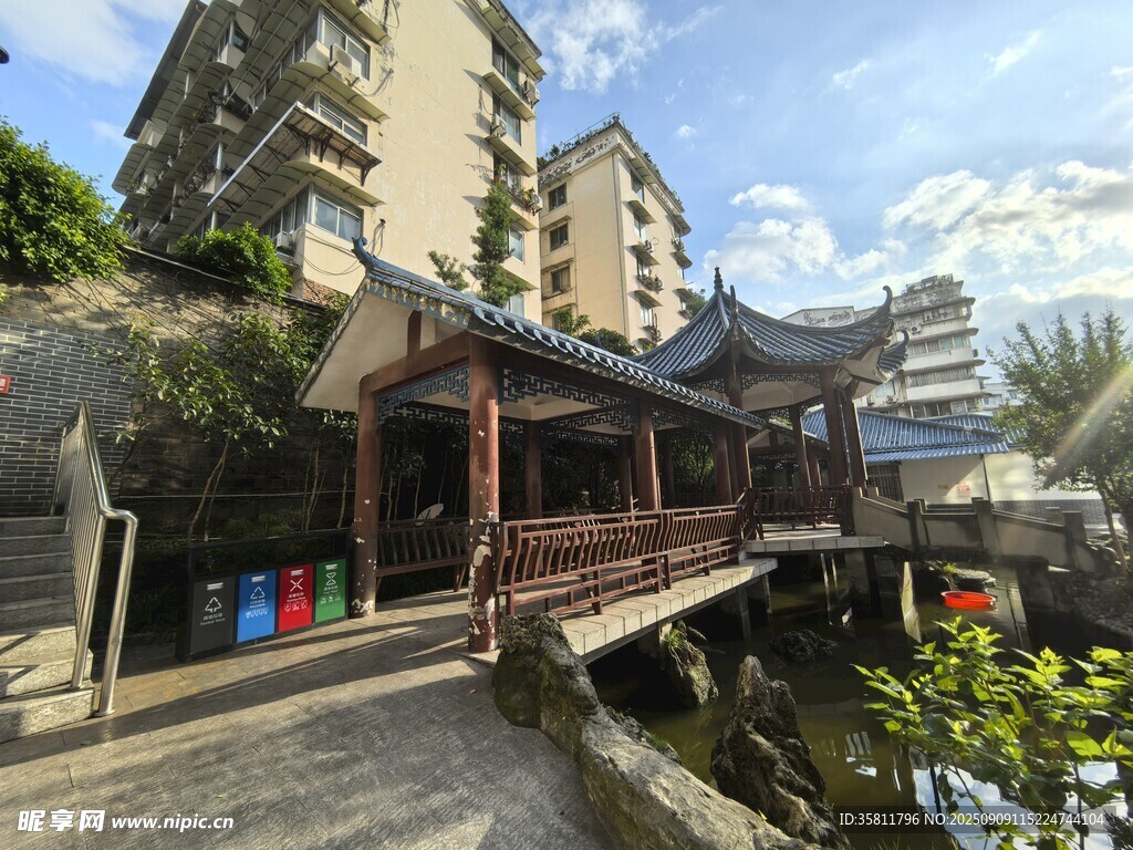 中式古桥伴楼景