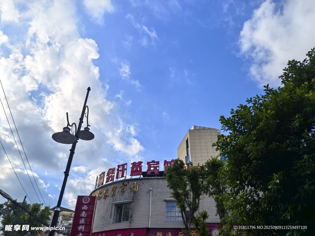 城市街边建筑与蓝天白云
