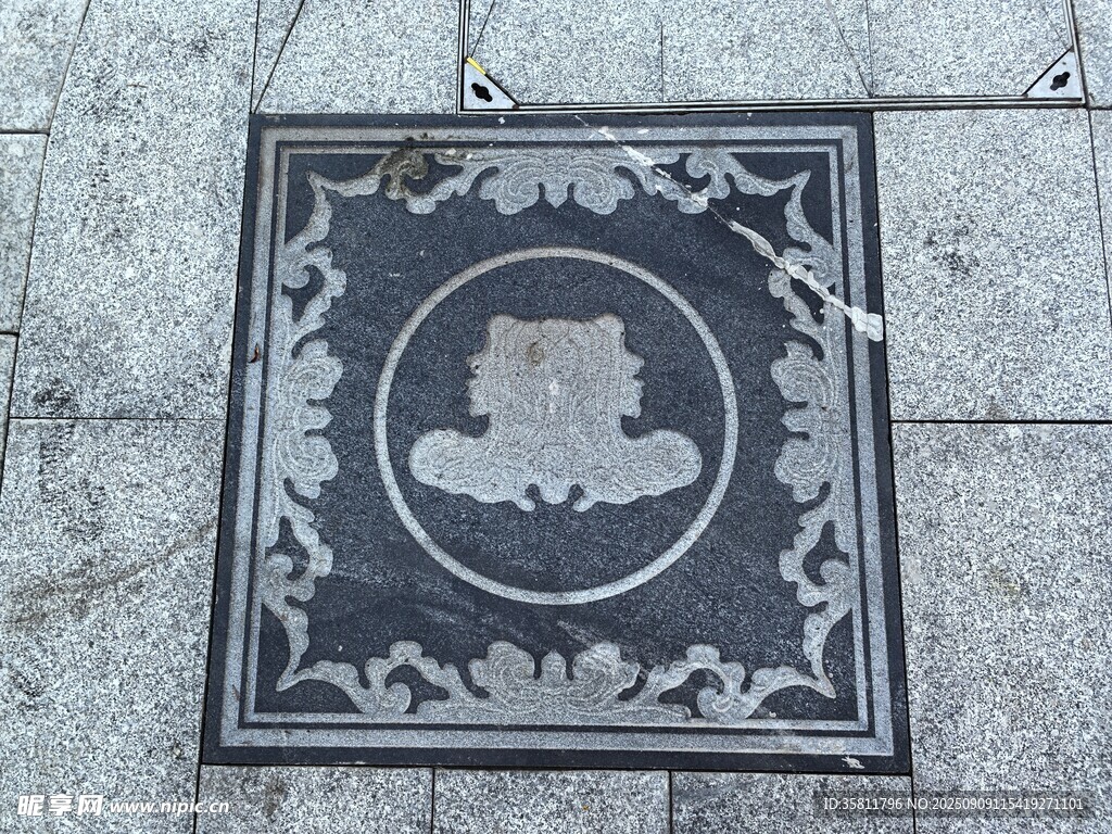 地面精美井盖花纹装饰图案