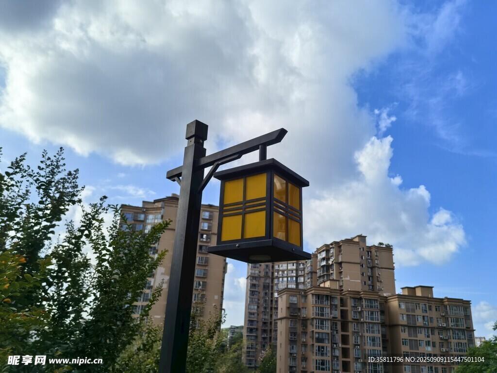 城市中式路灯与蓝天白云