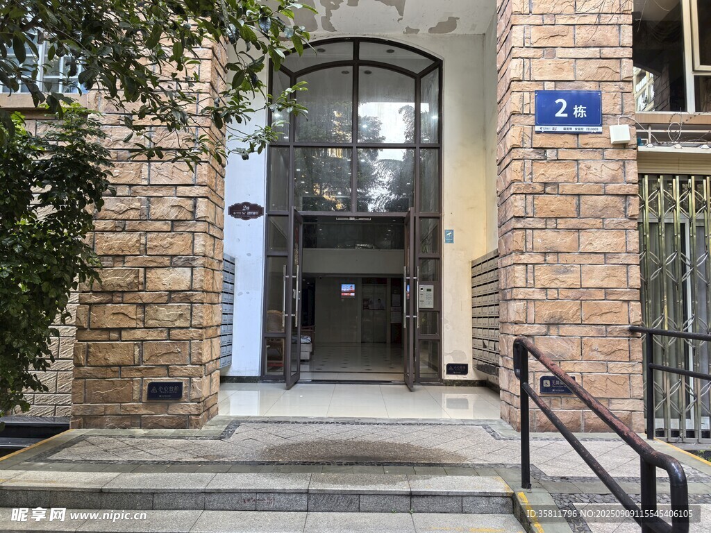 砖砌建筑入口 门牌