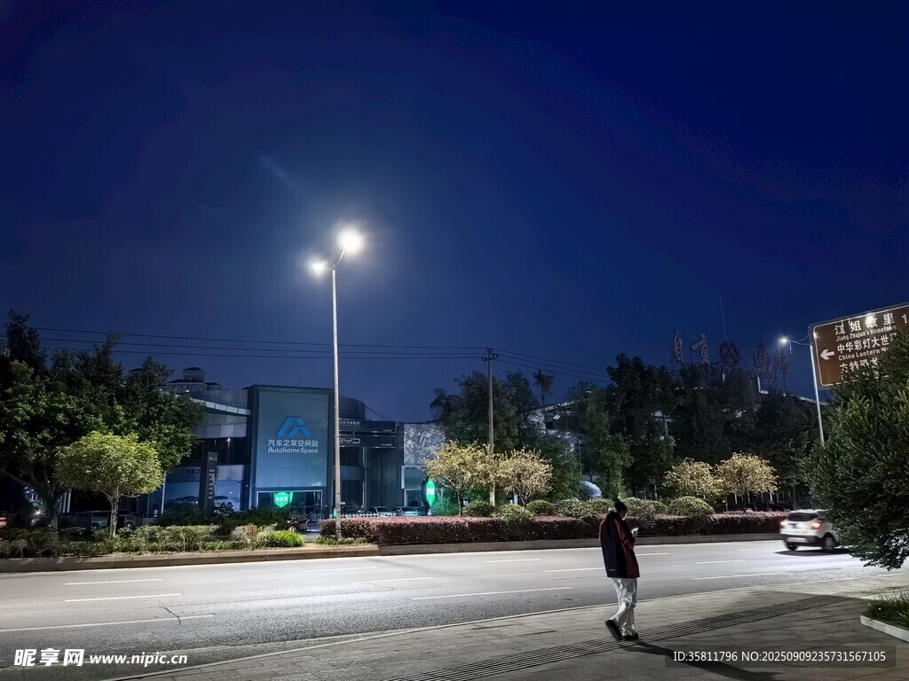 夜晚街道上的独行身影