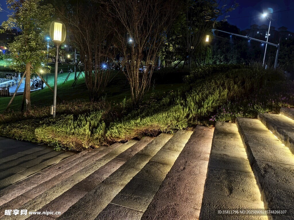 夜晚城市中的阶梯景观