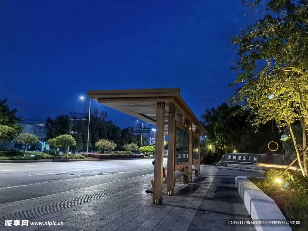 夜晚静谧公交站台景象